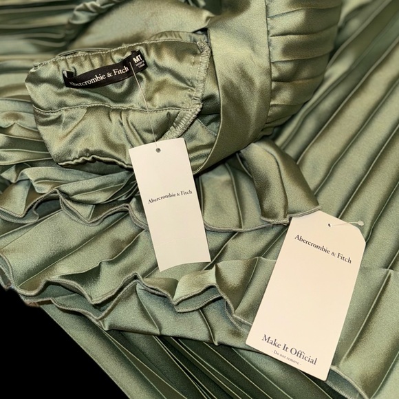 Abercrombie & Fitch The A&F Giselle High-Neck Pleated Cutout Maxi Dress - Picture 5 of 5